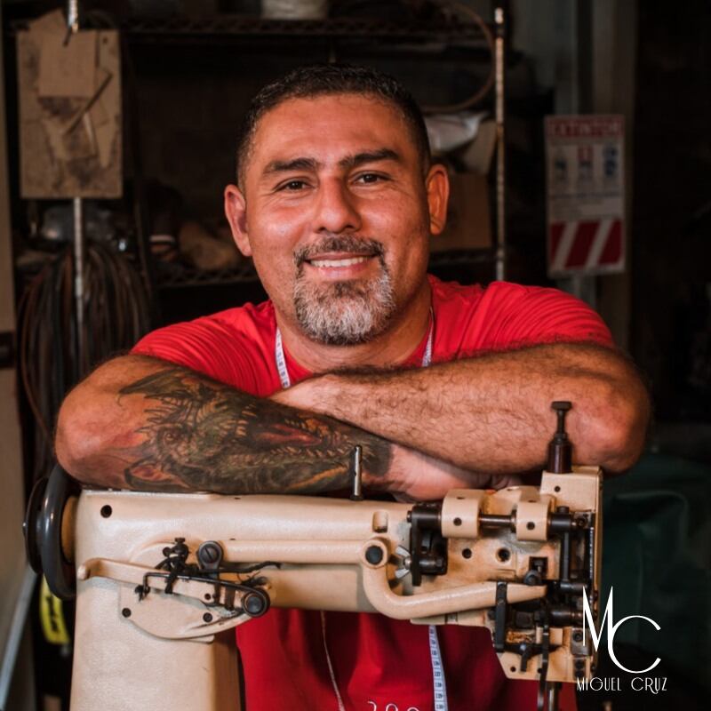 Miguel Cruz Salazar jamás se imaginó que un bolso hecho con sus propias manos, en su taller de San Mateo de Alajuela, iba a terminar en el hombro del actor Brad Pitt… ¡y en el cine mundial!