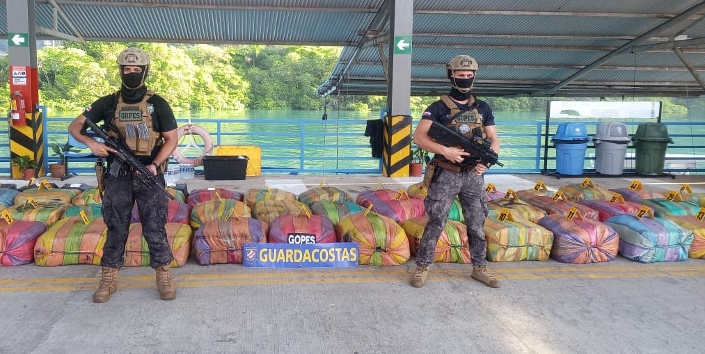 La embarcación iba repleta de droga. Foto: MSP