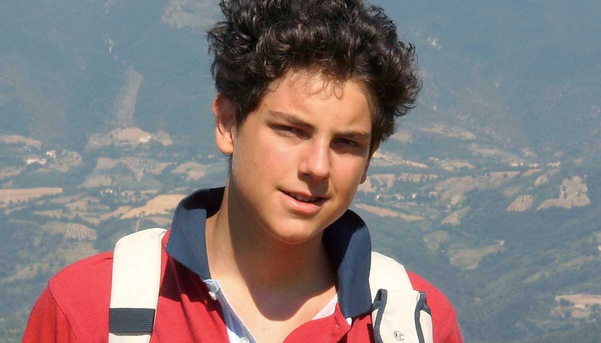 Retrato de Carlo Acutis a los 14 años, una imagen que fue pintada y utilizada en su misa de beatificación en Asís, Italia.