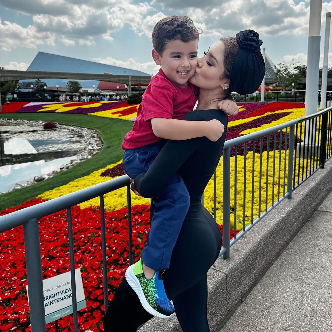 Montserrat Del Castillo, presentadora de De boca en boca, con su hijo Jhona.