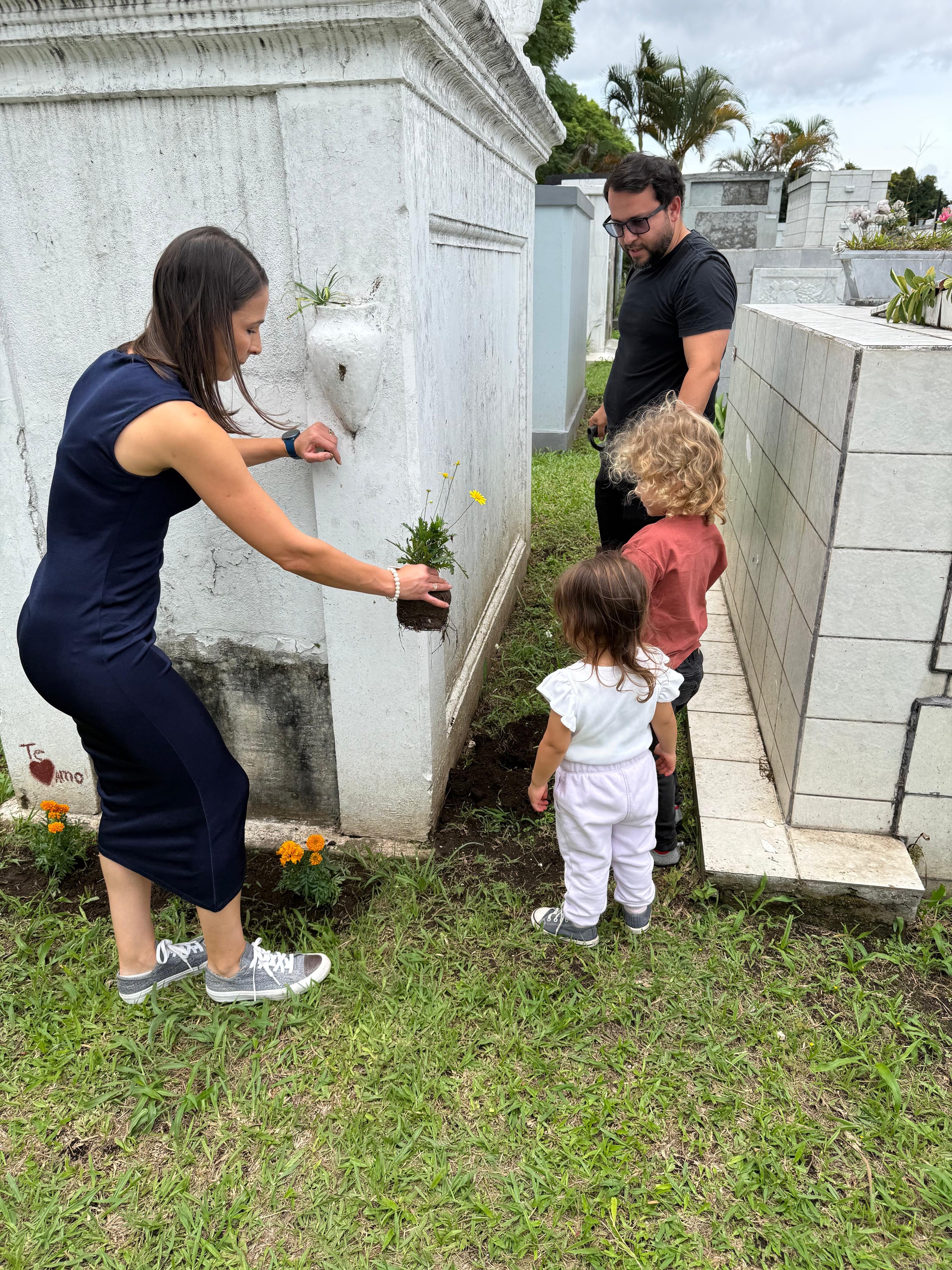 El sábado 15 de agosto del 2026, Día de las Madres, realizamos un recorrido por tres cementerios en San José: el Obreros, el General y el Municipal de Desamparados. En la foto, doña Cristina Solís y don Carlos León, le enseñan a sus hijos, Elizabeth y Carlos, a cuidar y adornar la tumba de la abuelita.