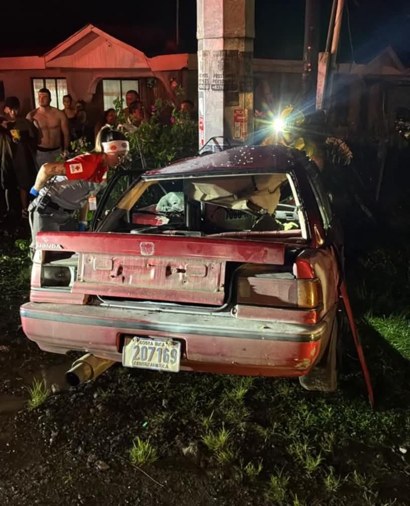 Un conductor sobrevivió a un aparatoso accidente luego de perder el control del vehículo y chocar violentamente contra un poste en Florencia de San Carlos. Foto: Cortesía para LT