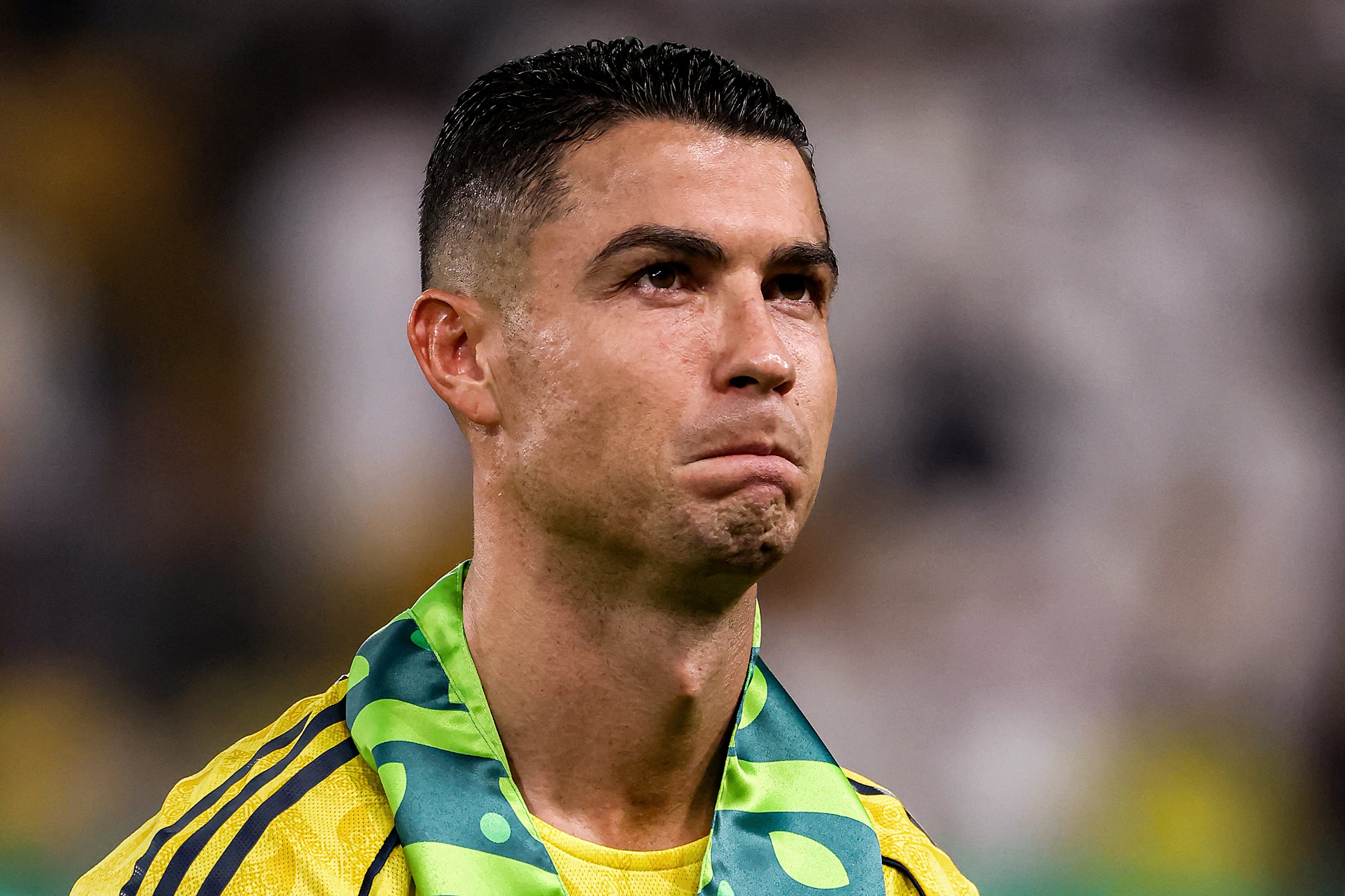 El delantero portugués del Al-Nassr, número 07, Cristiano Ronaldo, observa durante la formación previa al partido de la Liga Profesional Saudita entre el Al-Nassr y el Al-Riyadh SC, en el Al-Awwal Park en Riad, el 20 de setiembre de 2025. (Foto de Fayez NURELDINE / AFP)