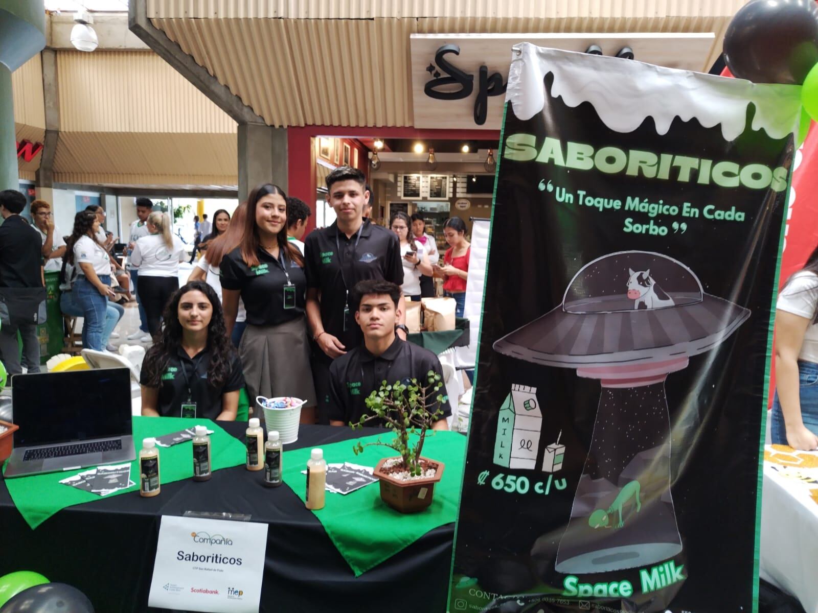 Feria del Producto, durante la cual un segundo grupo de estudiantes de cuarto, quinto y sexto año de secundaria expondrán los productos y servicios de 26 empresas junior -a pequeña escala- desarrolladas gracias al programa La Compañía. El sábado 26 de agosto del 2023. El sábado 26 de agosto del 2023. En la foto, Saboriticos emprendimiento del CTP de San Rafael de Poás en Alajuela