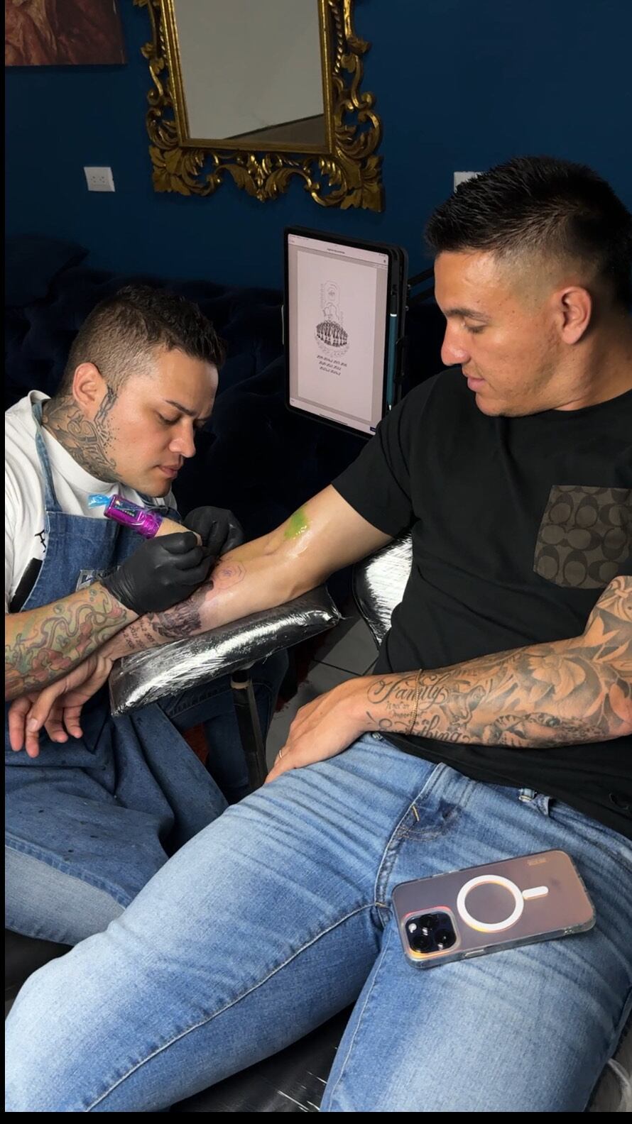 David Guzmán se tatúa las copas ganadas con Saprissa