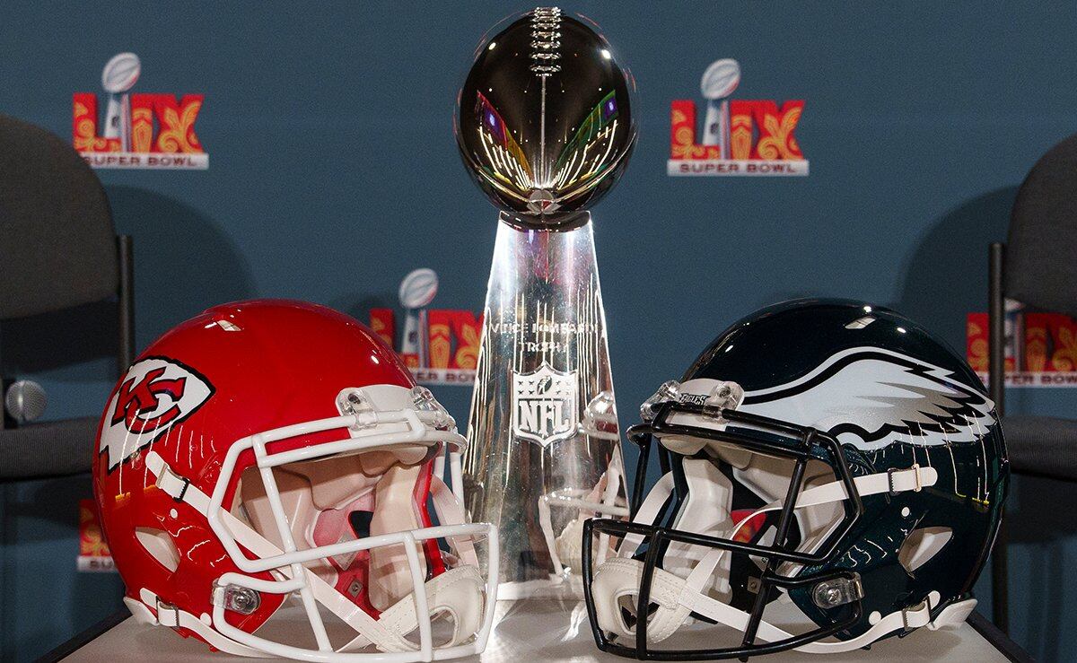 Imagen del trofeo y dos cascos de fútbol americano del  Super Bowl 2025.
