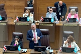 El curioso detalle que resalta en la curul de José Miguel Villalobos y lo diferencia de sus compañeros