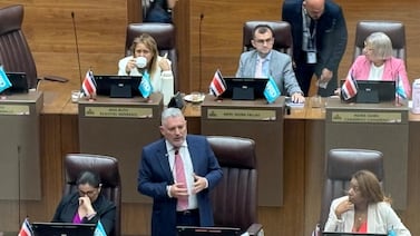 El curioso detalle que resalta en la curul de José Miguel Villalobos y lo diferencia de sus compañeros