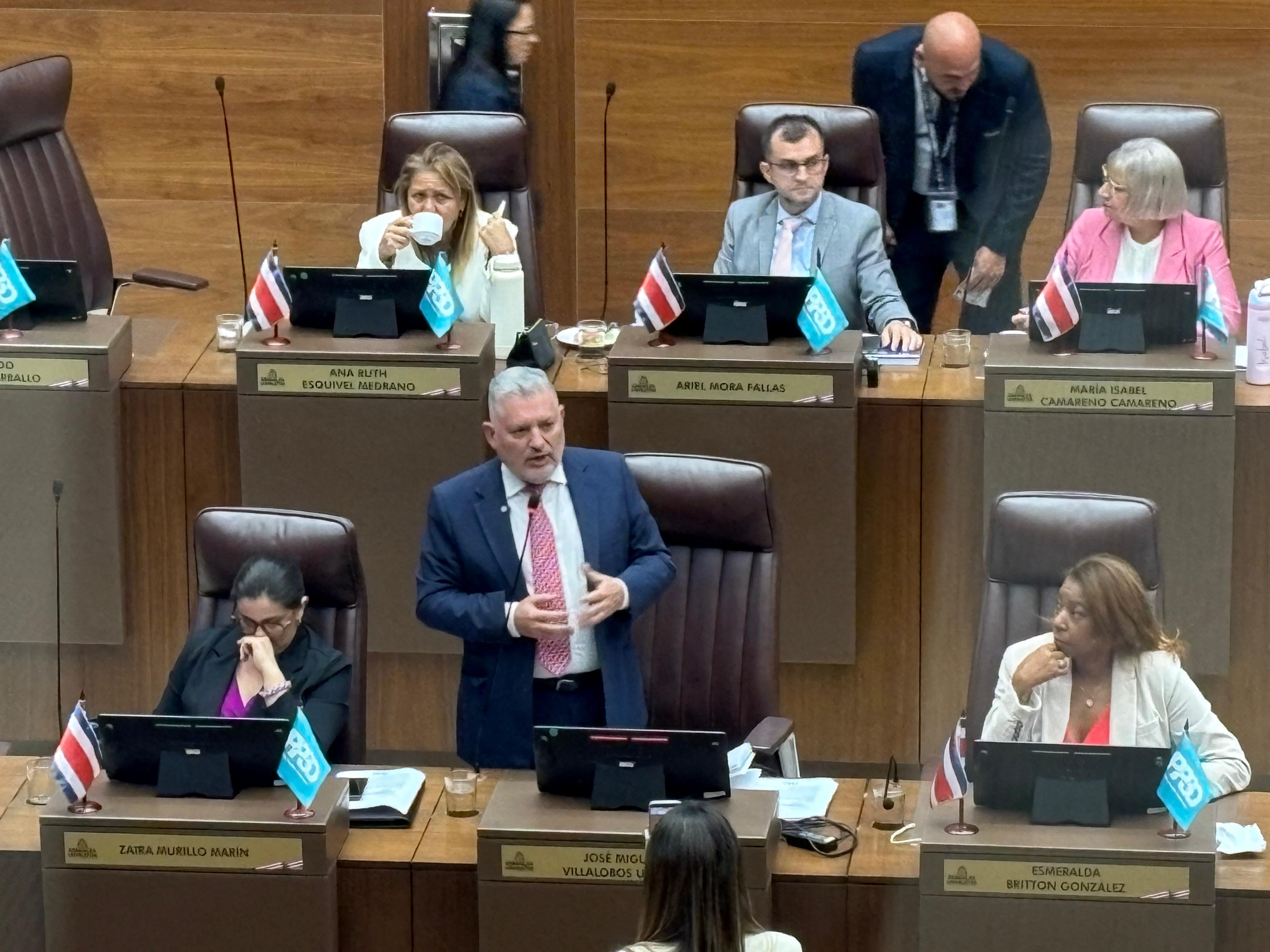 La curul de José Miguel Villalobos es la única de los oficialistas que no tiene bandera del Partido Pueblo Soberano