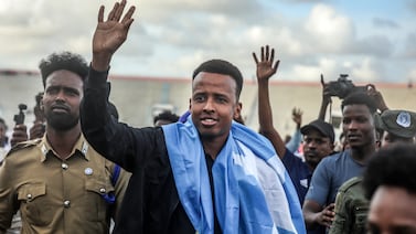 Mundial 2026: Árbitro somalí rechazado por EEUU para pitar en el mundial recibió una gran sorpresa de la UEFA