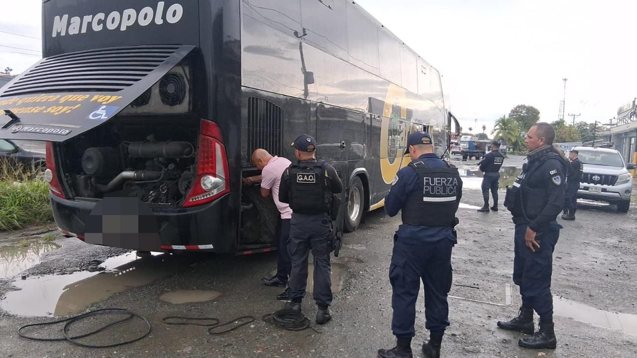 La Policía decomisó 10 armas de guerra en un bus