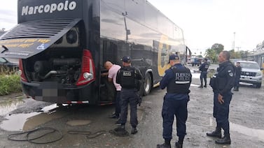 Frenan cargamento mortal: 10 AR-15 iban escondidos en autobús a Limón