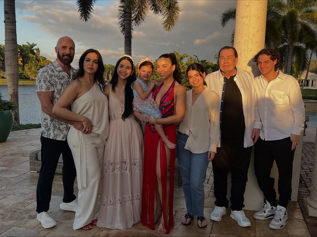 Gary Austin, exesposo de Lynda Díaz junto a sus hijos.
