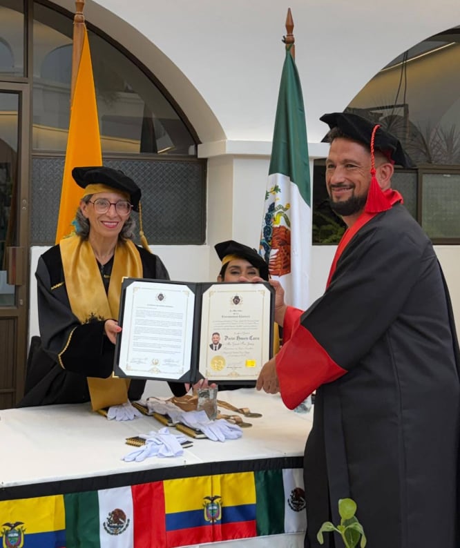 Allan Mora, líder y vocalista de La Kuarta, recibe un reconocimiento en Ecuador por su labor y gran corazón.
