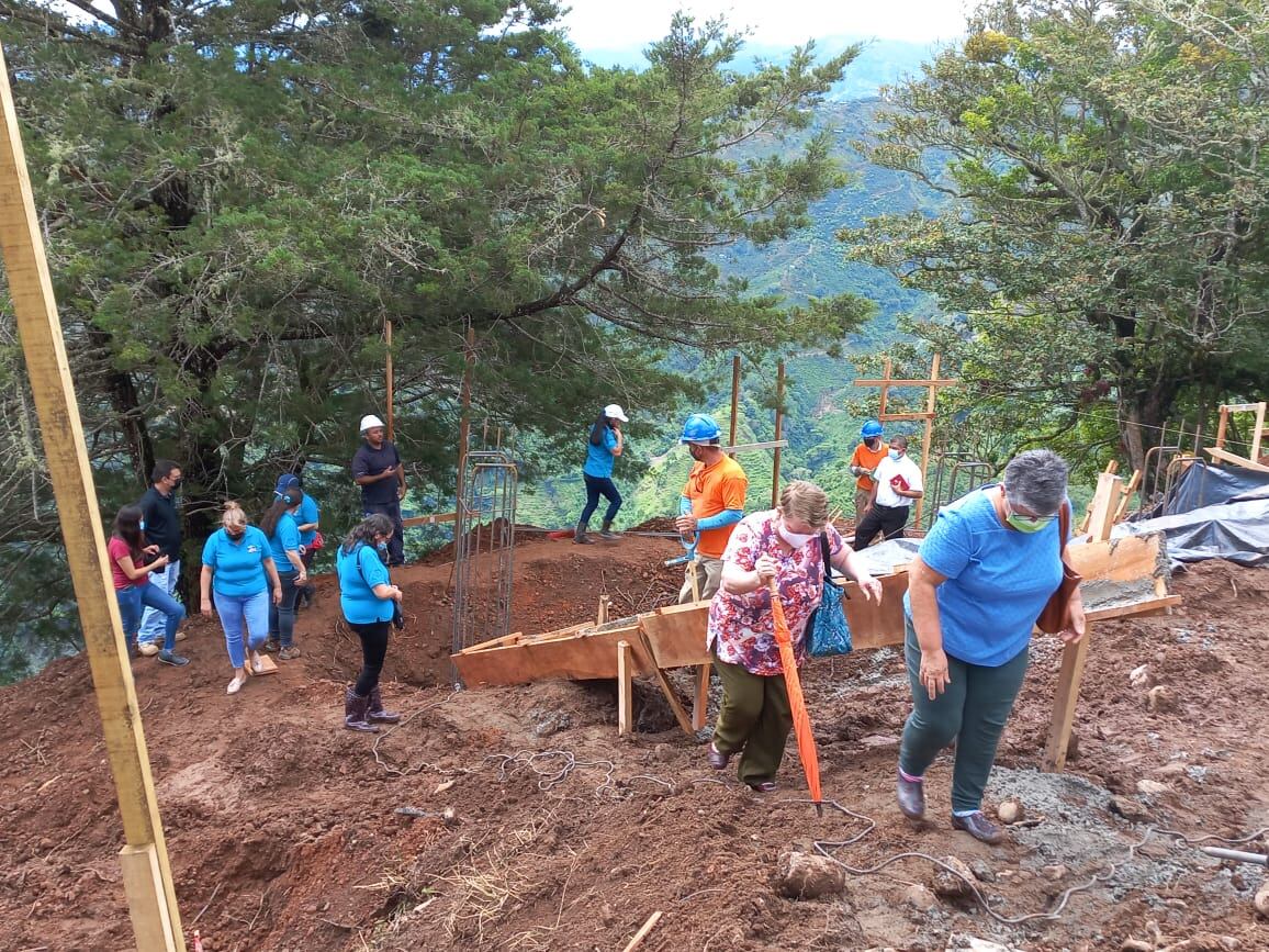 Siete mujeres forman la Asociación Ideas Productivas Femeninas La Legua de Aserrí, una asociación de mujeres que produce café