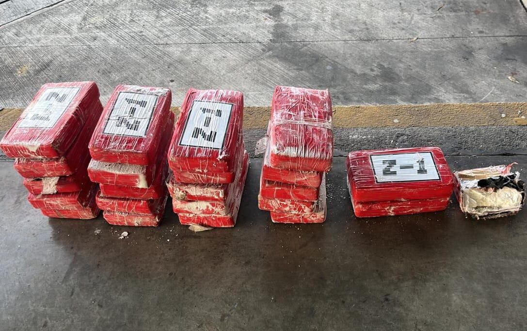 Los paquetes con droga estaban ocultos en el sistema de refrigeración del contenedor. Foto MSP.