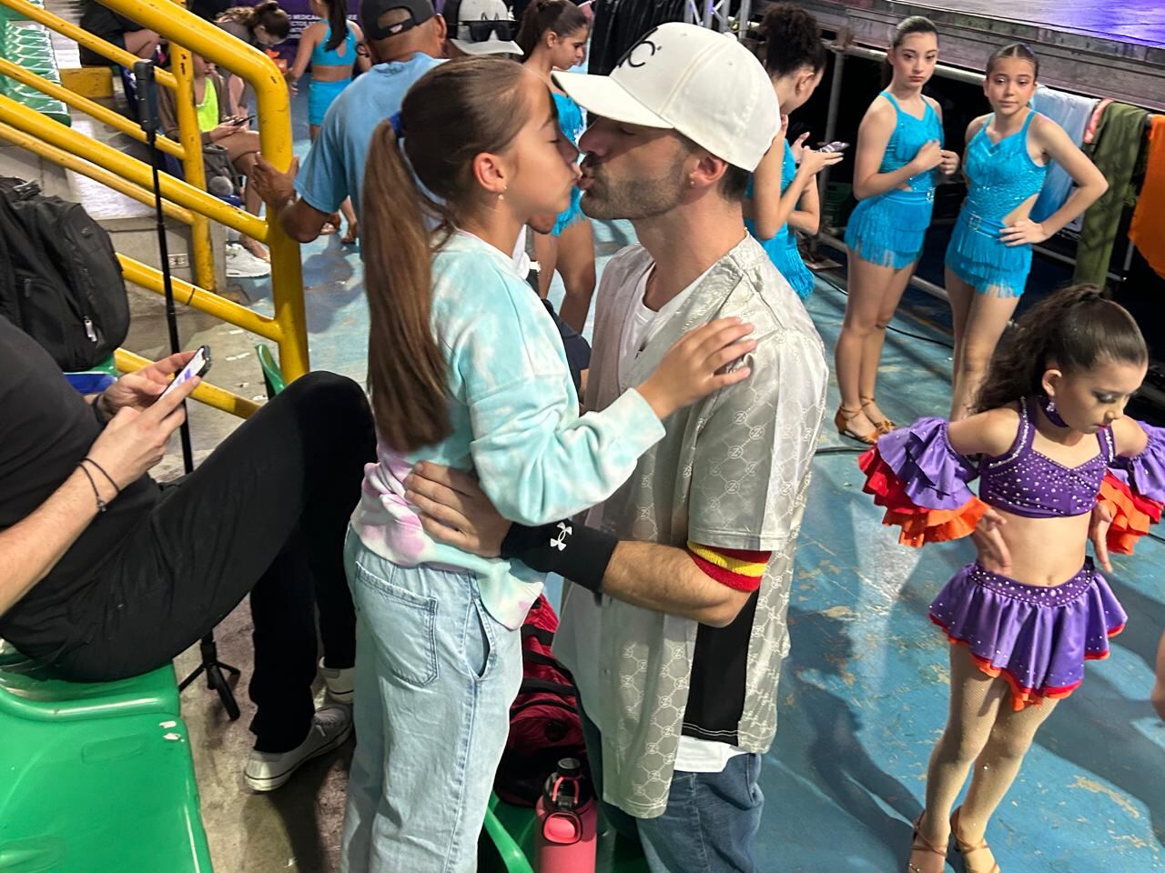 Toni Costa con su hija Alaia en el BN Arena.