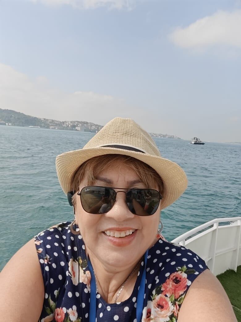 Florencia Calderón Cambronero, nació, creció y vive en San Rafael de Alajuela. Tiene 62 años y desde que estaba chiquilla su mamá, doña Adilia Cambronero Chaves (falleció hace 17 años), le enseñó el arte de sobar