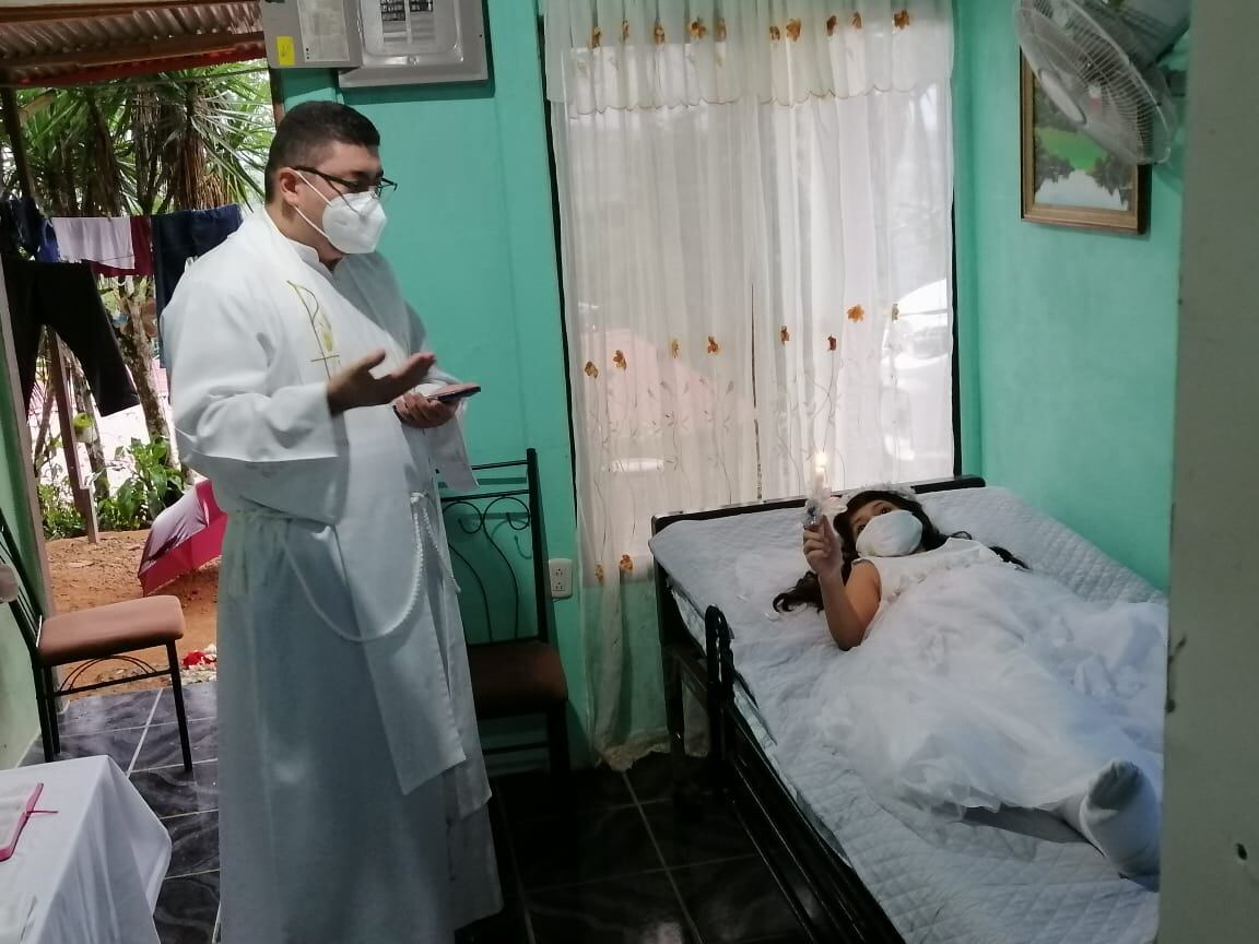 Una de las chiquitas más chirotas de Río Grande de Cristo Rey de Platanares de Pérez Zeledón, se llama Kristel Hidalgo Mora, una estudiante ejemplar que disfruta la naturaleza al máximo, pero el pasado 12 de abril, mientras la pasaba puras tejas subida en un palo de guaba, la rama en la que estaba se le rompió y al caerse se quebró la cadera y el fémur derecho