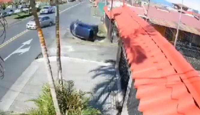 El carro que impactó a la cantante de Calle 8 dio varias vueltas y quedó volcado a un lado de la carretera en El Carmen de Guadalupe.
