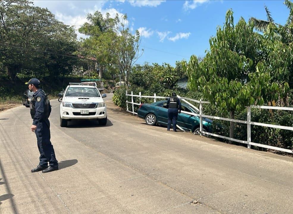 El carro conducido por Rojas chocó contra una cerca tras la balacera. Foto Semanario Informativo.