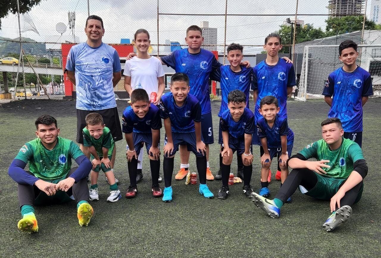 Ticos que están varados en Panamá. Cortesía.