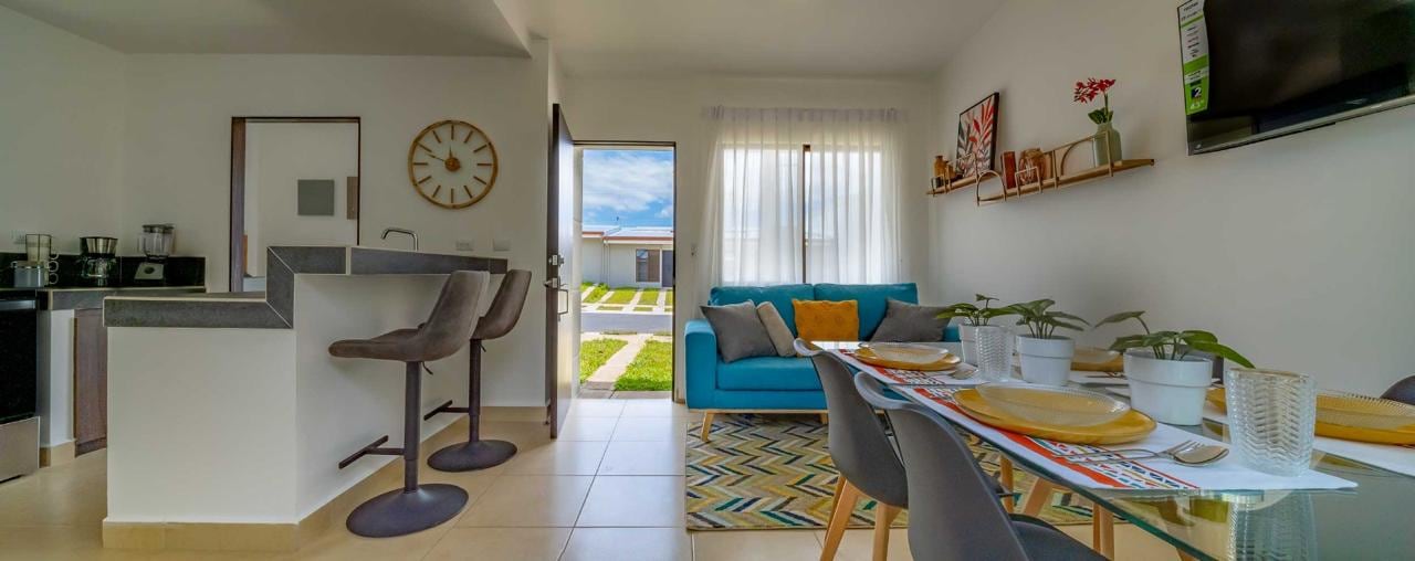 el proyecto Condominio Terra Verbena, desarrollado por Solución Urbana, el cual tiene casas horizontales con precios de entrada desde los $89.500 USD (aproximadamente ¢40.631.210 colones) y cuotas mensuales que inician en los $585 USD (aprox. ¢265.578 colones).