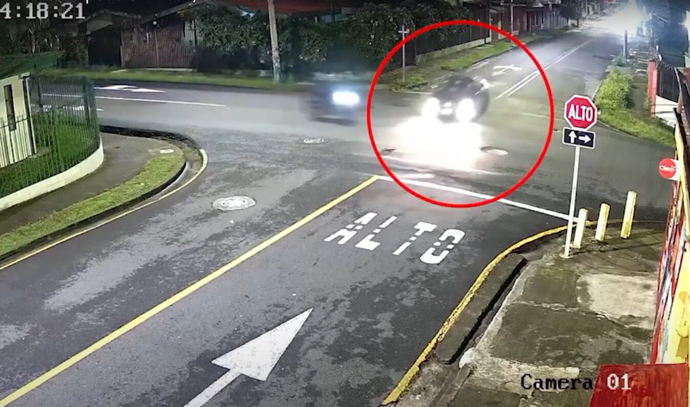 El horrible accidente fue captado por una cámara de seguridad.