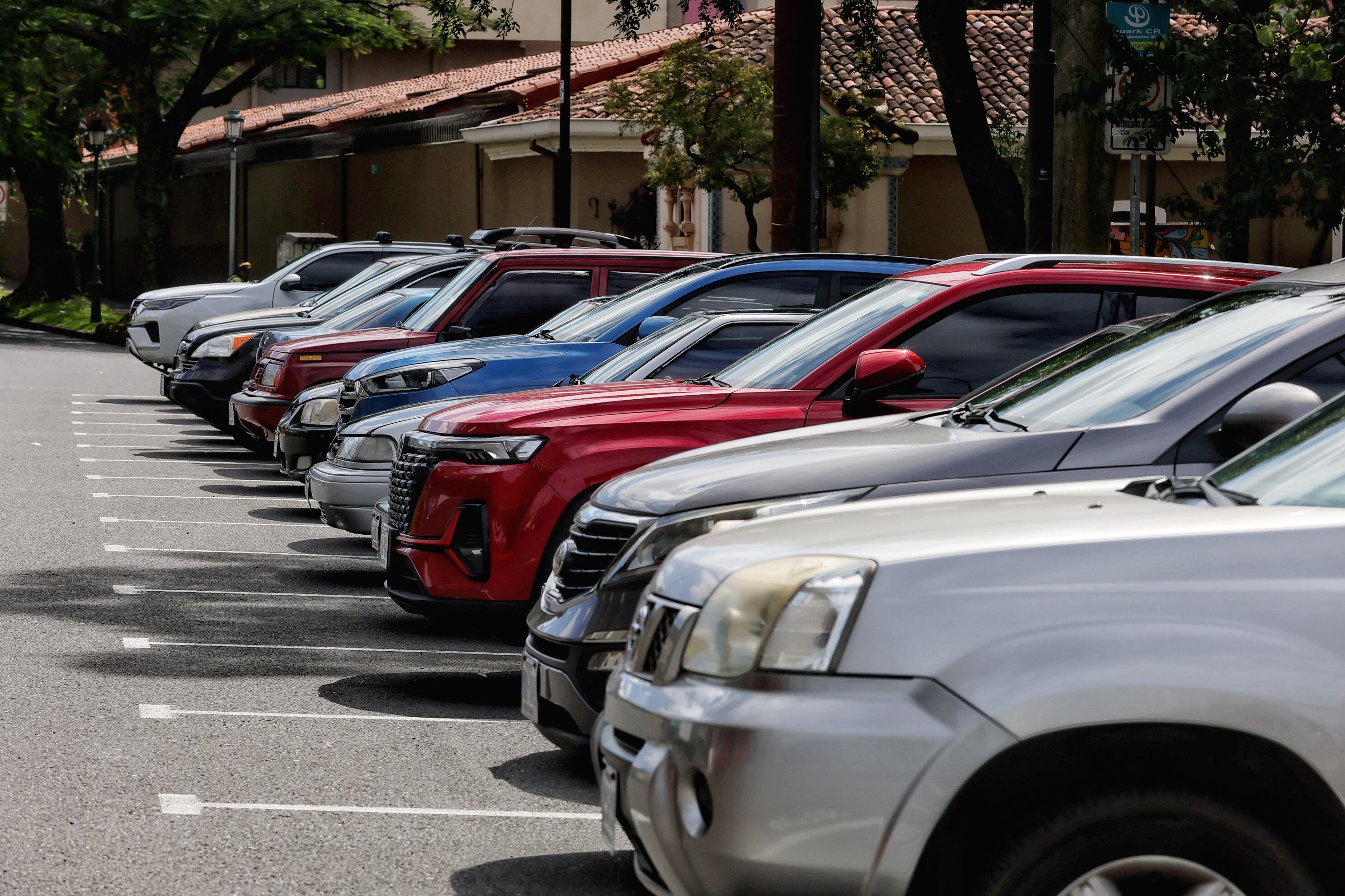 01/11/2024/ Ciudadanos inician el pago del marchamo 2025 en las oficinas del INS / foto John Durán