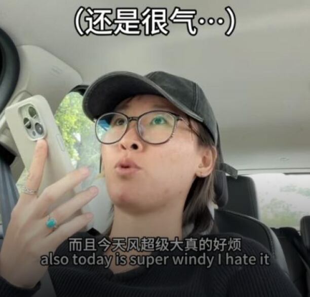 Mujer con novio ChatGPT