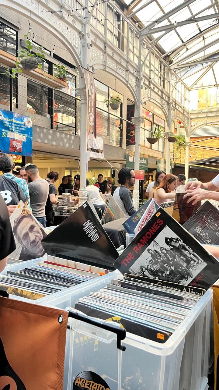 Arnold Von Storren Rojas es de Alajuela y tiene 14 años de tener en San José, en el edificio Las Arcadas, una tienda que vende discos de vinilo. Su pasión por estos discos nació desde los 13 años