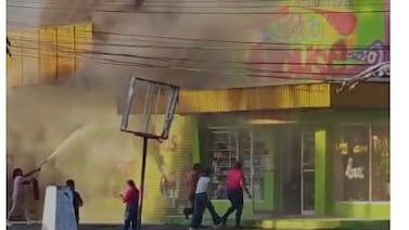 ¡Fuego en la frontera! Incendio consume conocida tienda en Paso Canoas