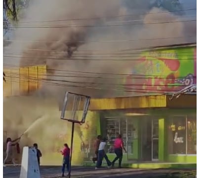 Bomberos ticos atendieron un gran incendio de una tienda en la frontera de lado panameño