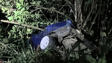 Árbol evitó que carro con dos hombres cayera a una laguna, pero ambos fallecieron