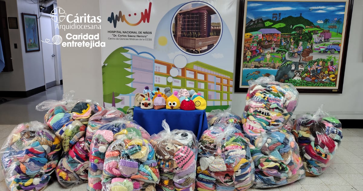 Cáritas Arquidiocesana, que anima el servicio social de la Iglesia Católica de la Arquidiócesis de San José, donó 3435 gorritos tejidos a mano al Servicio de Anestesia del Hospital Nacional de Niños, como cierre de la campaña “Caridad Entretejida”