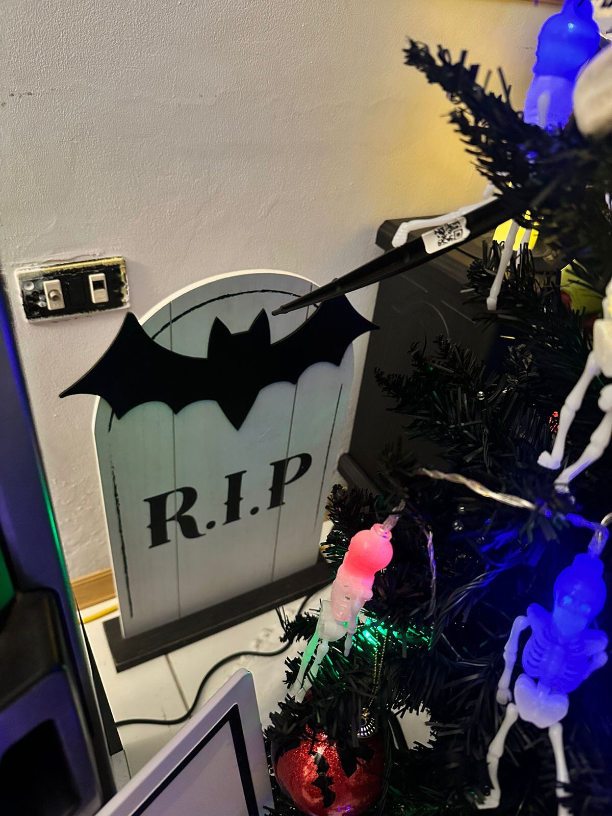 Andrea Arias le dio un toque diferente a su casa y cambió los colores tradicionales de la Navidad, para darle un toque oscuro.