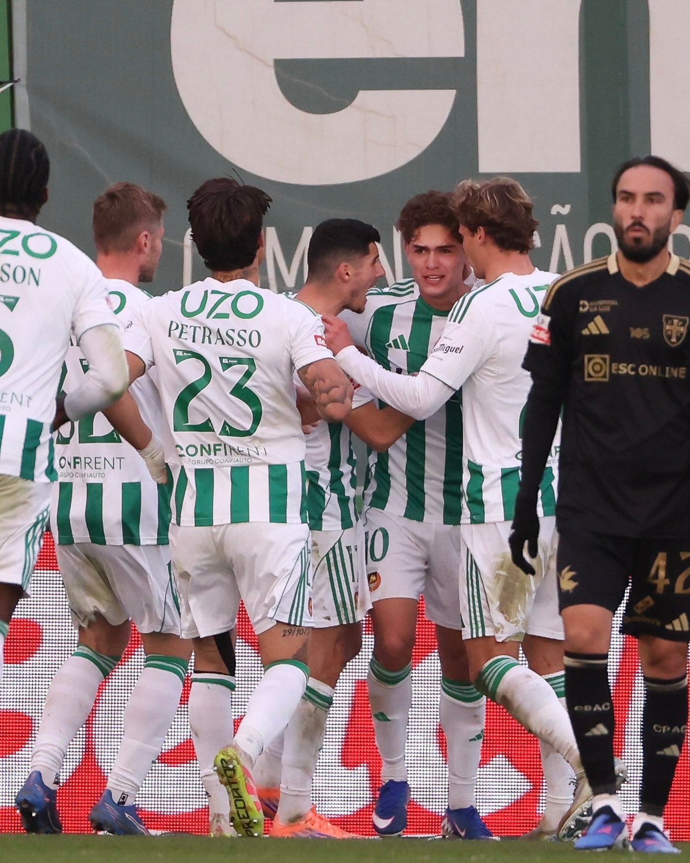 Brandon Aguilera anotó este domingo con el Río Ave ante el Casa Pía de Patrick Sequeira.