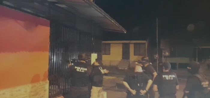 Dos casas en Bella Vista de El Roble, Puntarenas fueron allanadas por los agentes del OIJ de la provincia quienes están detrás de los responsables del homicidio de un adolescente de 16 años. Foto: OIJ