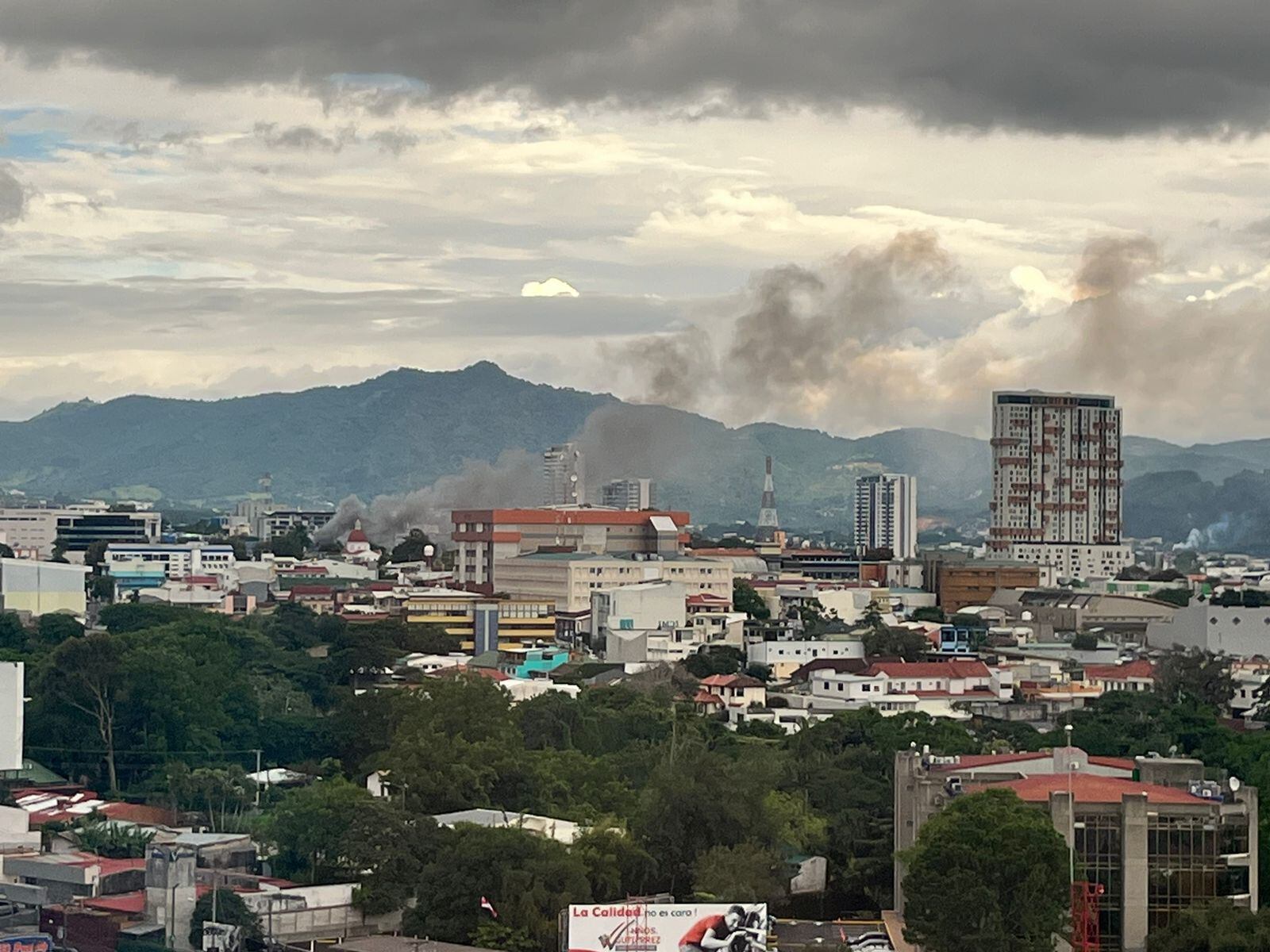 Desde varios edificios se observa la columna de humo por el incendio en las inmediaciones del parque Francia en barrio Escalante. Foto: Cortesía.