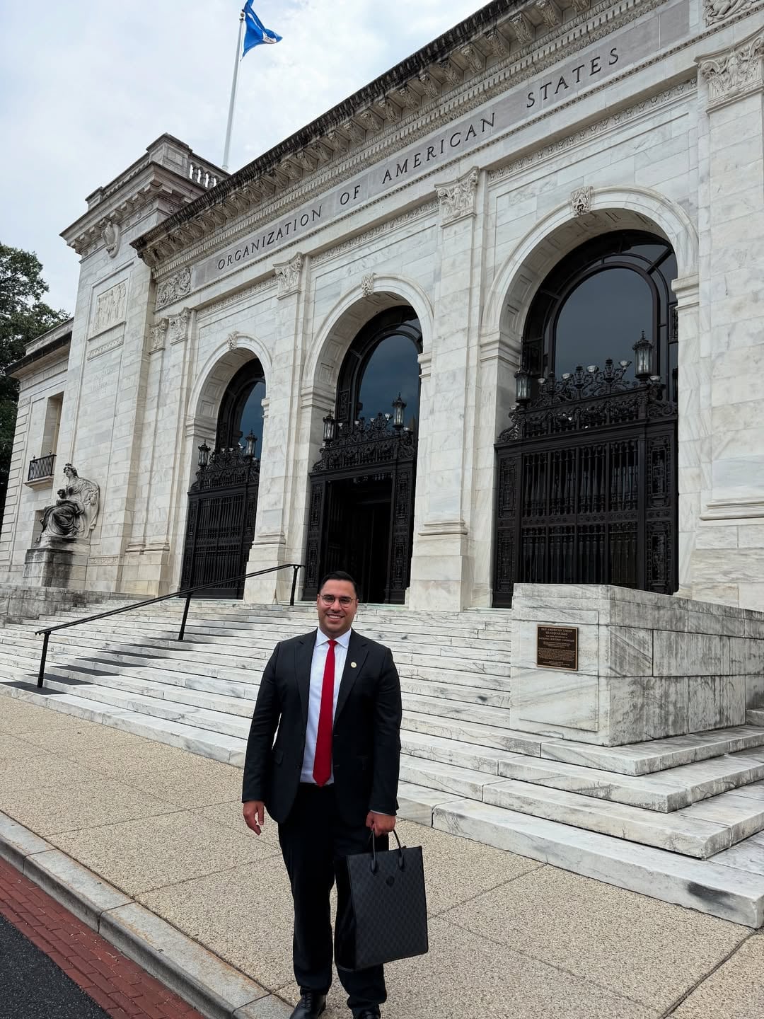 Alexánder Rivera, experiodista de Teletica, celebró en sus redes que este mes de julio está cumpliendo un año desde que llegó a trabajar a la Organización de Estados Americanos (OEA).