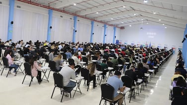 ¿Cuál universidad tuvo más estudiantes aprobados en el examen de médicos de Costa Rica?