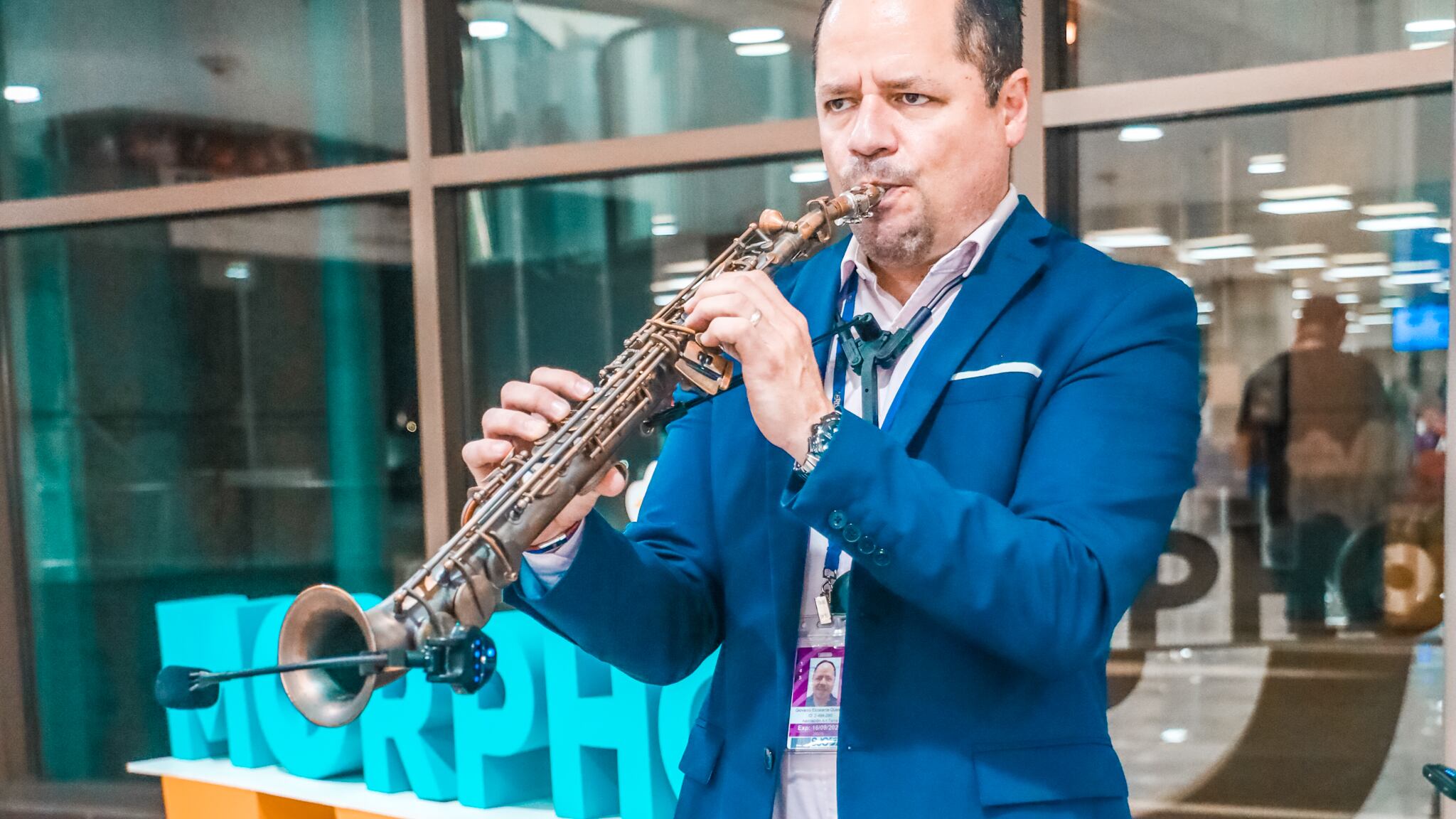 Más de 400 pasajeros que llegaron al país desde España fueron recibidos por Santa quien les tenía sorpresas navideñas al llegar al aeropuerto Juan Santamaría. En la foto, el saxofonista Geovanny Escalante.