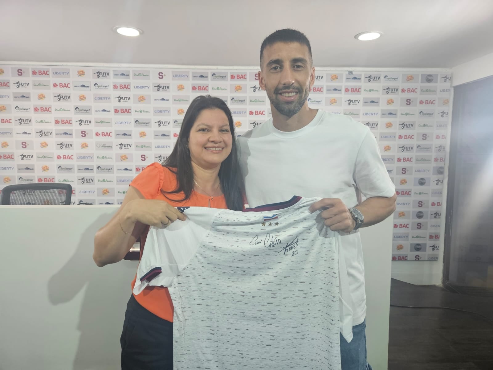 Laura Mora recogió feliz de la vida su camiseta de Saprissa autografiada por Mariano Torres. Foto: Cortesía