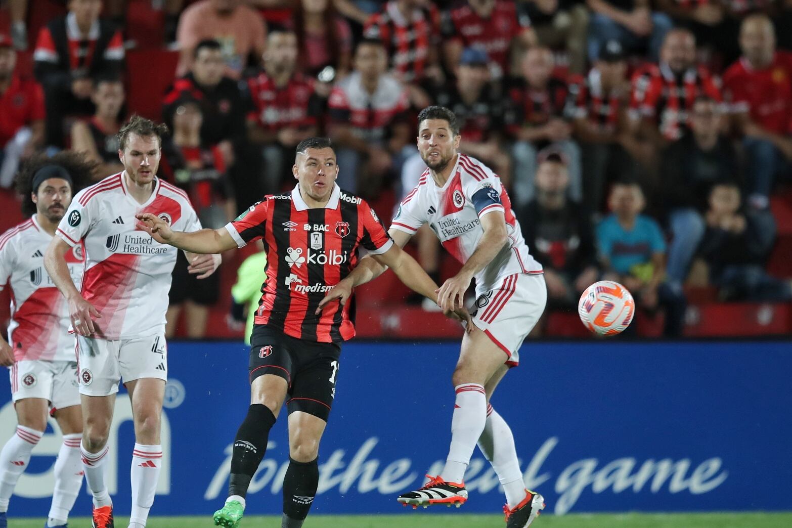 12/03/2024/ juego de vuelta entre Liga Deportiva Alajuelense vs New England Revolution por la CONCACAF Champions Cup en el estadio Alejandro Morera Soto donde el técnico Alexandre Guimarães vuelve al fútbol de Costa Rica dirigiendo a la Liga / Foto John Durán