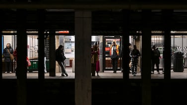 Hombre fue apuñalado en el metro de Nueva York por pedir que bajaran el volumen una llamada telefónica