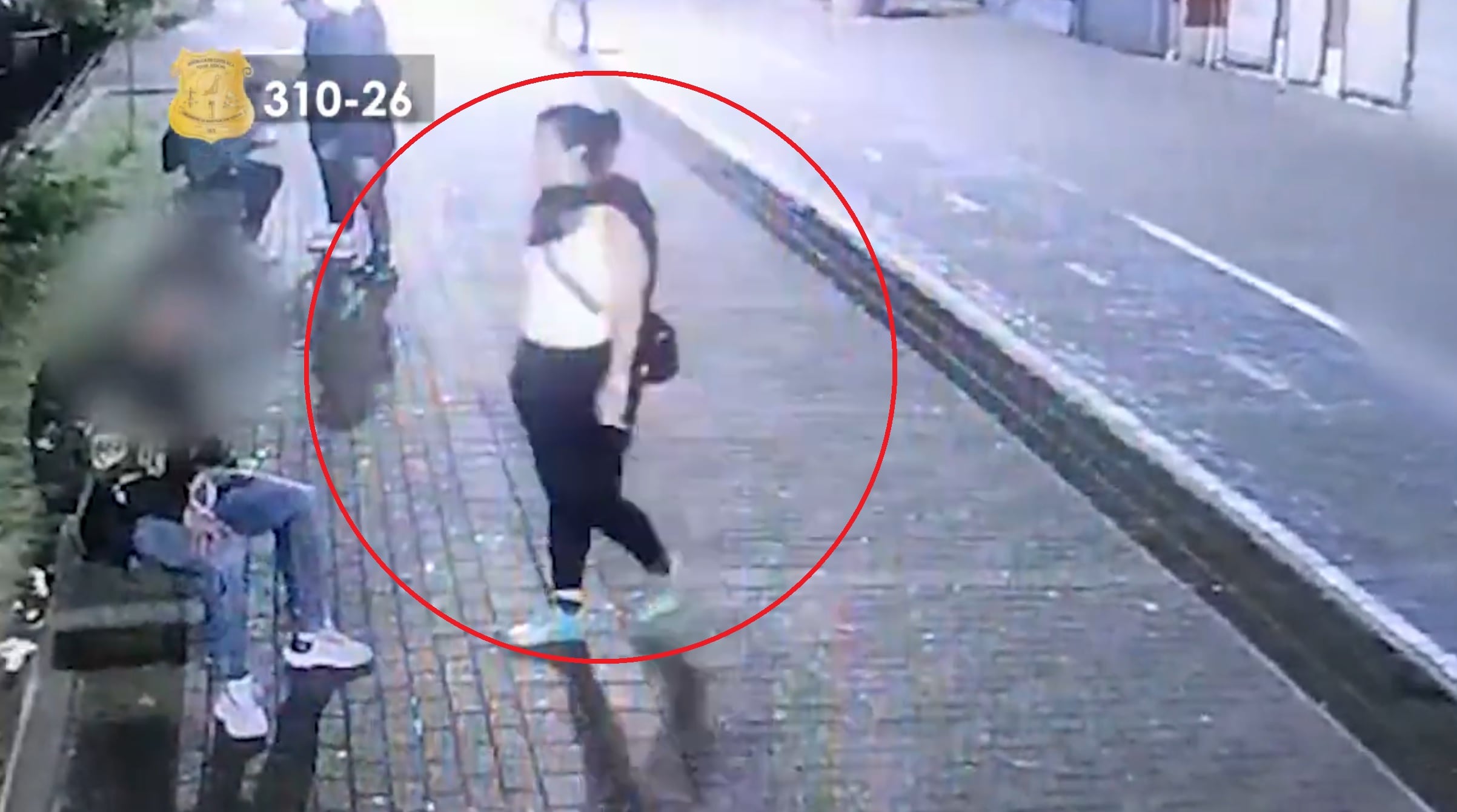 La mujer distrajo a la víctima para que fuera atacado y asaltado.