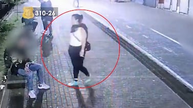Video muestra cómo mujer distrajo a hombre para que grupo lo atacara y asaltara por la espalda en San José