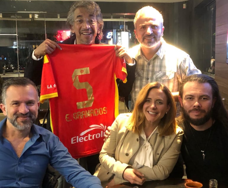 El día de la visita sorpresa Mario Chacón le llevó una camiseta del Herediano a su gran amigo Gus Rodríguez.