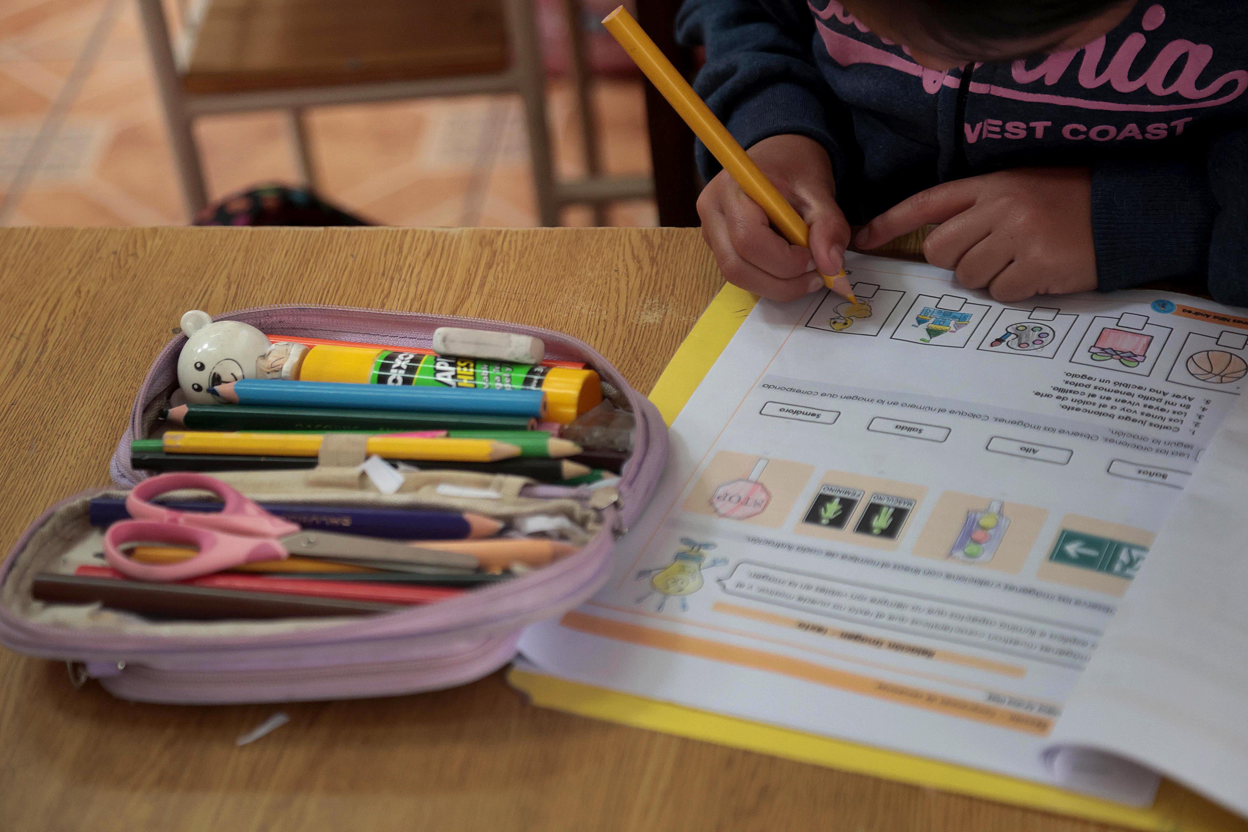 18/04/2024   San Juan de Chicuá. Fotografías conceptuales de maestros y estudiantes escolares en la Escuela Emilio Robert Brouca. Foto: Rafael Pacheco Granados
