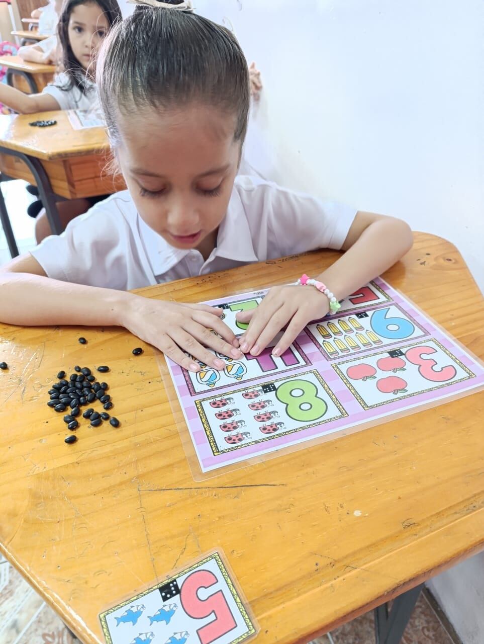 Amanda Rodríguez Araya, es vecinita de Patalito de Aguas Zarcas de San Carlos y lejos de lo que muchos podrían pensar para una niña que nace sin ver, ella super activa, chirota, curiosa y alegre por aprender algo nuevo a cada segundo